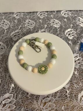 Beaded Daisy Wristlet Keychain - Green White Peach